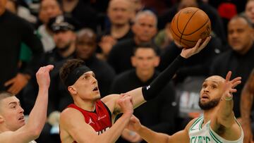 Boston (United States), 21/04/2024.- Miami Heat guard Tyler Herro (C) drives to the basket through Boston Celtics guard Payton Pritchard (L) and Boston Celtics guard Derrick White (R) during the first half of the Eastern Conference First Round playoff game one between the Boston Celtics and the Miami Heat in Boston, Massachusetts, USA, 21 April 2024. (Baloncesto) EFE/EPA/CJ GUNTHER SHUTTERSTOCK OUT
