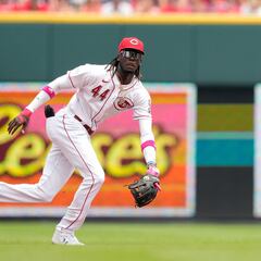 Elly De La Cruz throws a lightning bolt from third base