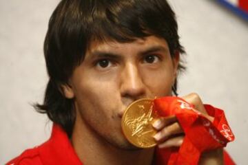 Sergio Agüero besa la medalla de oro conseguida con Argentina en los Juegos Olímpicos de Pekín 2008.