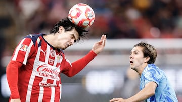 MEX2994. GUADALAJARA (MÉXICO), 18/09/2025.- Diego Campillo (i) de Guadalajara disputa el balón con Francisco Córdova de Tigres este miércoles, en un partido del torneo Apertura 2025 de la Liga MX entre Guadalajara y Tigres en el estadio Akron, en Guadalajara (México). EFE/ Francisco Guasco