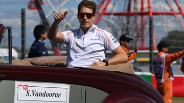 McLaren&#039;s Belgian driver Stoffel Vandoorne waves during drivers&#039; parade ahead of the start of the Formula One Japanese Grand Prix at Suzuka on October 7, 2018. (Photo by Toshifumi KITAMURA / AFP)