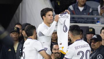 AME1028. LOS ÁNGELES (ESTADOS UNIDOS), 23/05/2023.- Riqui Puig (c) del Los Ángeles Galaxy celebra hoy con sus compañeros tras anotar contra el LAFC, durante un partido por la Copa EE.UU. en el estadio Bank of California en Los Ángeles, California (Estados Unidos). EFE/ARMANDO ARORIZO
