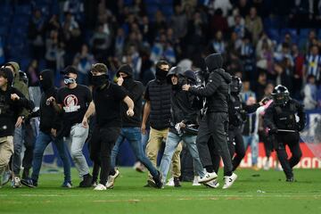 Invasión de campo de los seguidores del Espanyol cuando los jugadores del Barcelona celebraban el campeonato liguero.