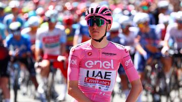 Tadej Pogacar, con su equipación plenamente rosa, en el Giro de Italia.