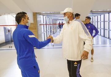 Saludo entre Xavi Hern¨¢ndez y Ancelotti.