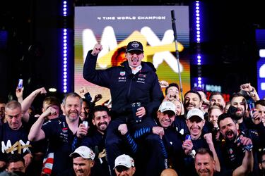 Max Verstappen junto a su equipo de escudería celebrando por todo lo alto su cuarto campeonato del mundo de la Fórmula 1.