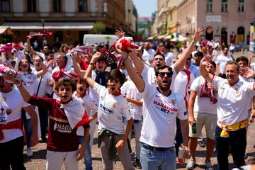 Un gran n迆mero de seguidores del equipo hispalense han viajado a la ciudad de Hungr赤a para disfrutar de la final de la Europa League ante la Roma.