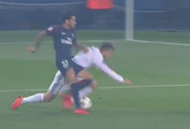 Cristiano pidió penalti en el 16' y en el 60' por entradas de Alves