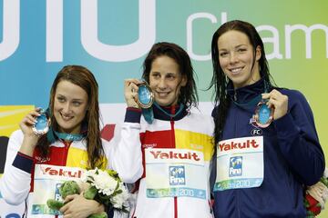 En el Mundial de piscina corta de Dubái, en 2010, Mireia Belmonte regresó a casa con cuatro medallas: tres de oro (200 mariposa, 200 estilos y 400 estilos) y una plata (800 libres) en la que sólo fue superada por su compañera de equipo Erika Villaécija.