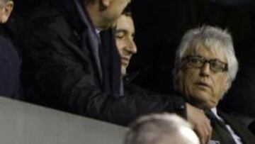 <b>BATALLA EN LA ZONA NOBLE. </b>Botella y Juan Antonio Samper (girado) apuestan por dar carpetazo al incidente entre Sergio y Chuti Molina.