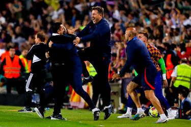 El banquillo blaugrana celebra eufóricamente el tanto de Jordi Alba.