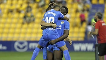 Anderson y Kant&eacute; celebran el 0-2