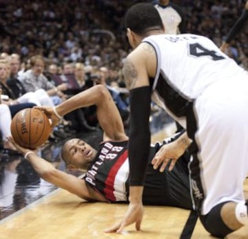 Danny Green (d) de San Antonio Spurs disputa el balón con el francés Nicolas Batum (i) de Portland Trail Blazers.