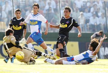 Esteban Paredes cumple 37 años de edad. En su carrera profesional ha jugado en Santiago Morning, Puerto Montt, Pachuca Junior de México, Cobreloa, Colo Colo, Atlante y Querétaro de Mexico. En la selección chilena participa regularmente desde 2006.
