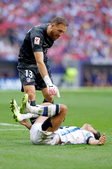 Pide la Real penalti sobre Kubo de Oblak. Dice el colegiado que no hay nada.