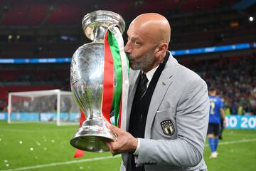 El f¨²tbol internacional todav¨ªa no se hab¨ªa recuperado de la p¨¦rdida de Pel¨¦ cuando sufri¨® otro golpe importante, el fallecimiento de Gianluca Vialli, una leyenda italiana que nos dej¨® el 6 de enero a los 58 a?os, derrotado por su batalla contra el c¨¢ncer. Vialli fue un delantero excepcional, autor de 259 goles en 673 partidos en clubes y de 16 tantos en 59 internacionalidades con su selecci¨®n. Gan¨® cuatro Copas de Italia, dos Scudetti (uno de ellos, legendario, con la Sampdoria), dos Supercopas de Italia, una FA Cup, una Copa de Liga inglesa, dos Recopas de Europa, una Copa de la UEFA, una Champions y una Supercopa europea. Tambi¨¦n vivi¨® un breve periplo como entrenador en el Chelsea (entre 1998 y 2000, siendo tambi¨¦n futbolista seis meses) con el que gan¨® una Copa de la Liga, una FA Cup y un Charity Shield, y Watford (2001/02). Desde 2019 trabajaba como jefe de la delegaci¨®n italiana al lado de su amigo Roberto Mancini, con quien hab¨ªa formado una dupla hist¨®rica en la Sampdoria. Los ¡®gemelli del gol¡¯, los gemelos del gol, les llamaban. La imagen de ambos abraz¨¢ndose entre l¨¢grimas en Wembley, cuando Italia se coron¨® campeona de Europa en 2021, es leyenda.