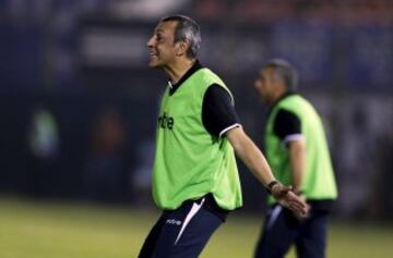 Hugo Vilches da instrucciones en el duelo de Huachipato con Olimpia.