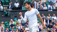 El tenista española Carlos Alcaraz celebra un punto durante su partido ante Jannik Sinner en el torneo de Wimbledon.