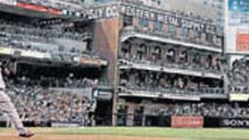 <b>HISTÓRICO. </b>Con este golpe Barry Bonds logró su 755 cuadrangular.