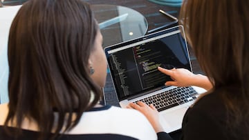 Amelia trabaja para una planta de energía virtual, donde se ocupa del mantenimiento y las actualizaciones del sistema para cuidar la conectividad entre fuentes de energía descentralizadas.