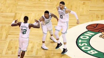 Terry Rozier, Marcus Smart y Jayson Tatum, en el Game 7 del Celtics-Bucks. Boston se medir&aacute; a Philadelphia.