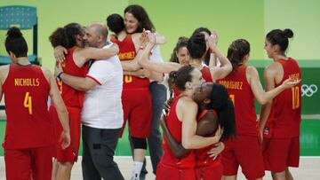 Las jugadoras españolas celebran la medalla de plata.
