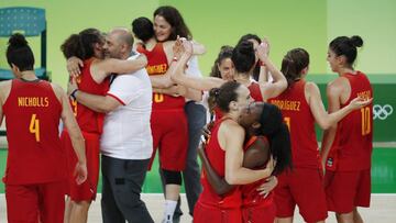 Las jugadoras espa&ntilde;olas celebran la medalla de plata.