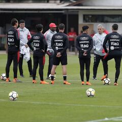 Medel lidera la nómina de la Roja para amistosos en Europa