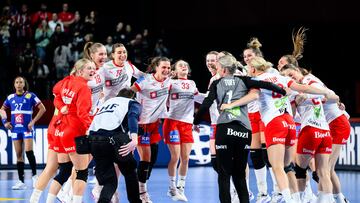 Jugadoras danesas celebran su victoria sobre Francia en la semifinal del Europeo.