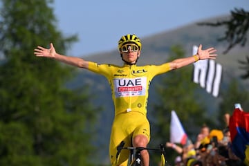 Tadej Pogacar celebra una de sus seis victorias en el pasado Tour de Francia. 