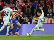 Antony golpea para marcar al Atlético.