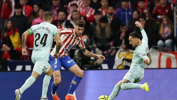 Antony golpea para marcar al Atlético.