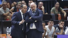 Pablo Laso escucha Chus Mateo durante el partido ante el Valencia de la segunda jornada de la Liga Endesa.