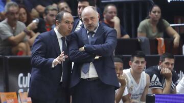 Pablo Laso escucha Chus Mateo durante el partido ante el Valencia de la segunda jornada de la Liga Endesa.