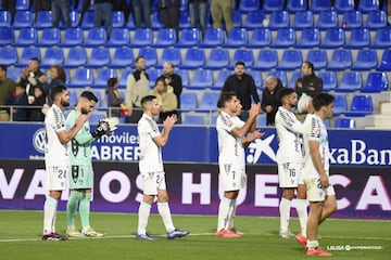 Los jugadores del Cádiz aplaudiendo a los aficionados cadistas desplazados en El Alcoraz. Foto: LaLiga.