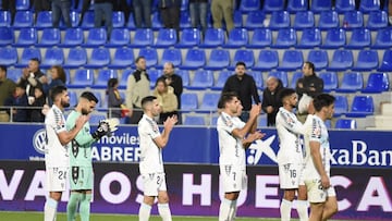 Los jugadores del Cádiz aplaudiendo a los aficionados cadistas desplazados en El Alcoraz. Foto: LaLiga.