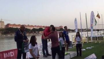 Sa&uacute;l Craviotto entrega a su padre Manuel la medalla de oro en categor&iacute;a master de los Campeonatos Nacionales de Invierno de Pirag&uuml;ismo.