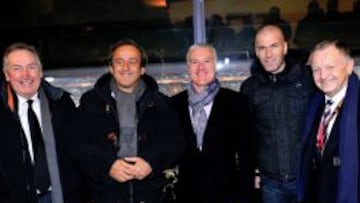 Zidane en Lyon, antes del partido de Europa League ante el Tottenham de Bale, junto a Aulas, Platini, Deschamps y Houlier.