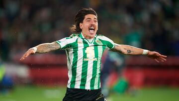 Héctor Bellerín, celebra la Copa del Rey lograda con el Betis en la Cartuja.