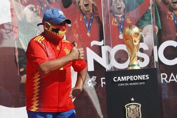 Seguidores de la selección española de fútbol se fotografían junto al trofeo. 