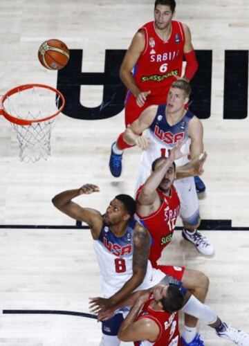 Rudy Gay de los EE.UU. encesta una canasta durante su partido final de la Copa Mundial de baloncesto contra Serbia en Madrid