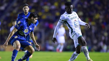 MEX3409. CIUDAD DE MÉXICO (MÉXICO), 19/02/2025.- Dagoberto Espinoza (i) de América disputa el balón con Jhon Mendoza de León este martes, durante un partido de la jornada 9 del torneo Clausura 2025 de la Liga MX entre América y León, en el estadio Ciudad de los Deportes, en Ciudad de México (México). EFE/ Sáshenka Gutiérrez