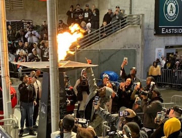 Marshawn Lynch enciende un cigarrillo de marihuana en el Oakland-Alameda County Coliseum.