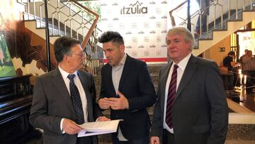 Javier Riaño, directivo de la carrera, Mikel Serrano, alcalde de Zumarraga, y Julian Eraso, presidente de la Itzulia, durante la presentación oficial del recorrido de la Vuelta al País Vasco 2019.