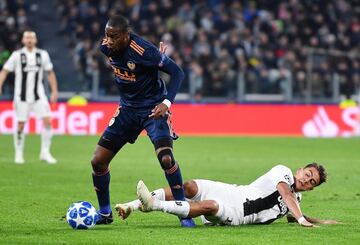 Paulo Dybala (Juventus) y Geoffrey Kondogbia (Valencia).