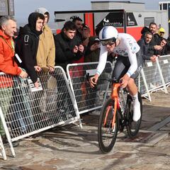Tarling gana ‘sin tiempo’ con Vingegaard evitando riesgos por el viento