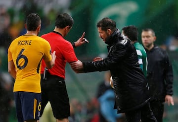 El árbitro Milorad Mazic con Diego Simeone.