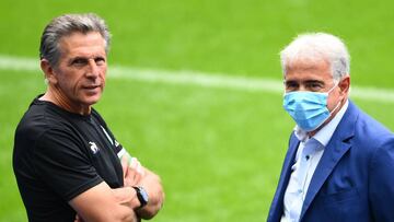 Saint-Etienne&#039;s president Roland Romeyer (R) and Saint-Etienne&#039;s French head coach Claude Puel (L) speak during a training session at the Stade de France stadium, in Saint-Denis, on the outskirts of Paris, on July 23, 2020 on the eve of the Fren
