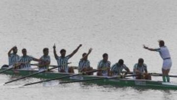 La embarcación bética celebra su triunfo.