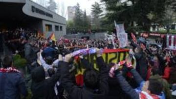 La afición del Atlético, a la llegada del equipo al hotel.